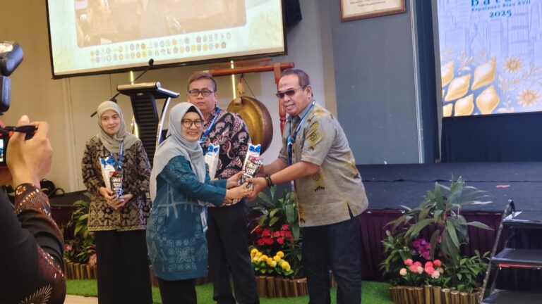 Prof. Djayani Nurdin Raih Penghargaan Best Paper di Forum Manajemen Indonesia ke-17 di Batam