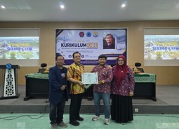 Guru Besar UNTAD Berbagi Strategi Pengembangan Kurikulum OBE